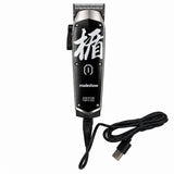 専用充電ケーブルを接続したMadeshow M10+ブラック。電源側はUSB-A