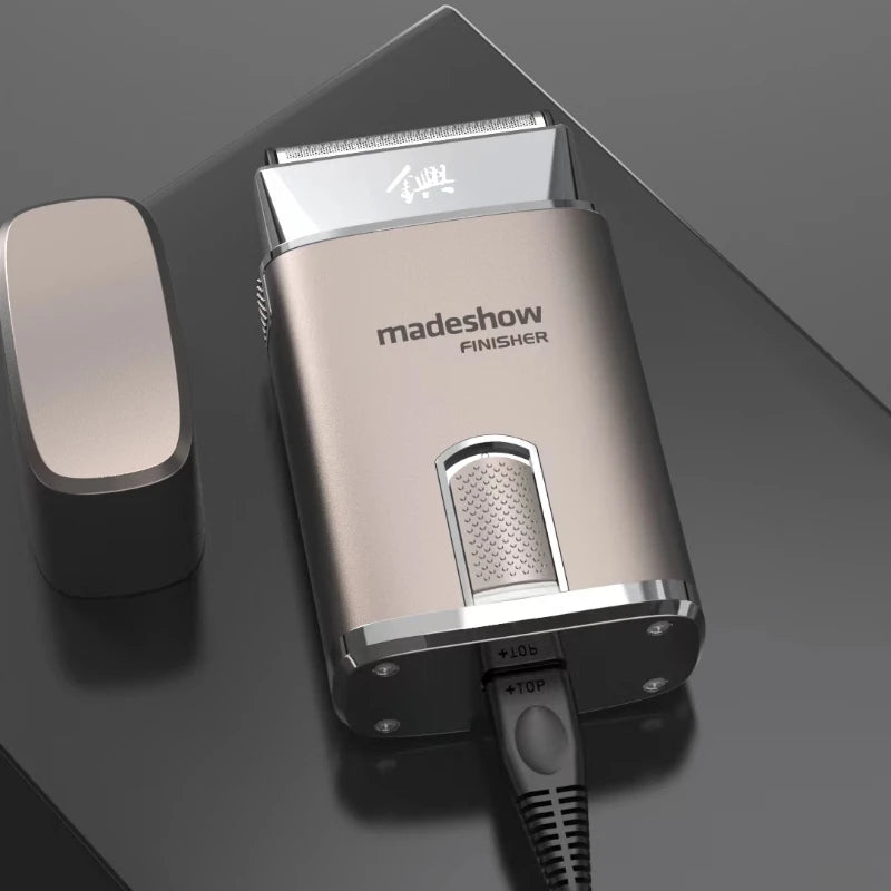 充電ケーブルを接続したMadeshow M7