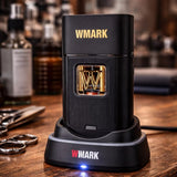 WMARK NG-XS1 ブラック — 理容作業台に置いたキャップ付き本体と充電台