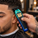 WMARK NG-XT1 Polar グリーン・ブルー コードレストリマー — 理容室で成人のこめかみにT字刃を当て、生え際やヘアデザインを仕上げる使用イメージ